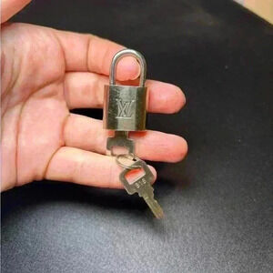 LOUIS VUITTON LV - Lock & Key set